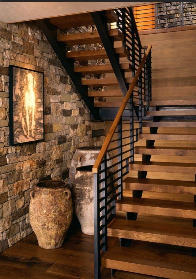 Escaliers en bois avec mains courantes noires.