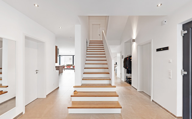Escalier blanc en bois.