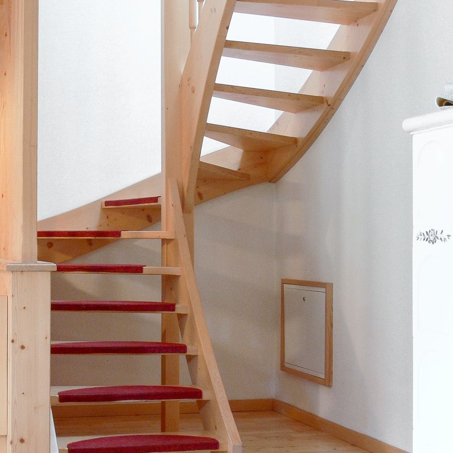 Les escaliers sont tous en bois.