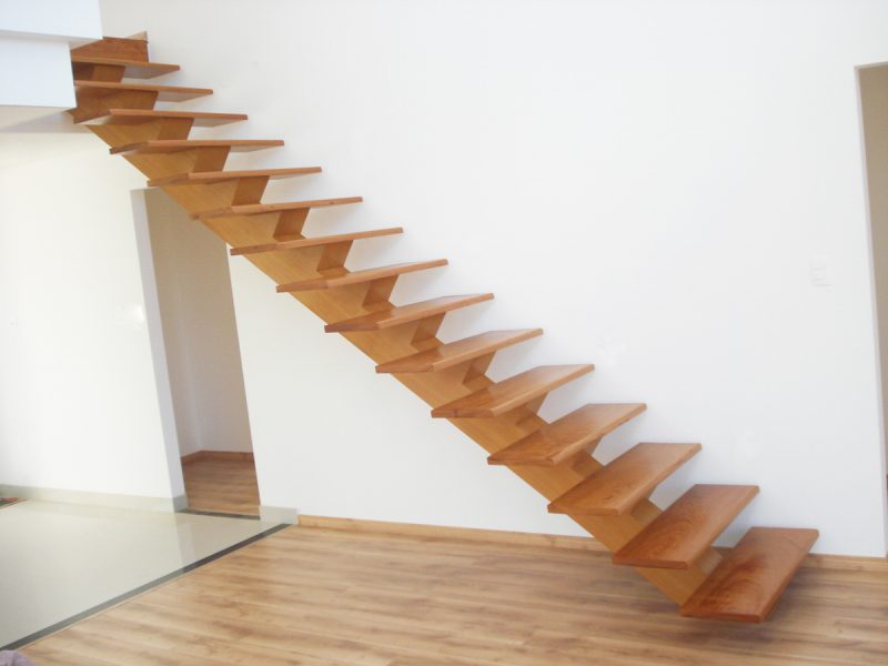 Escalier en bois avec structure minimaliste.