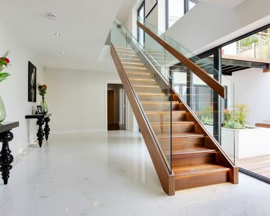 Escaliers en bois avec mains courantes en verre.