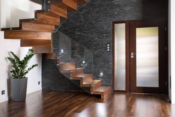 Escaliers en bois avec mains courantes en verre.