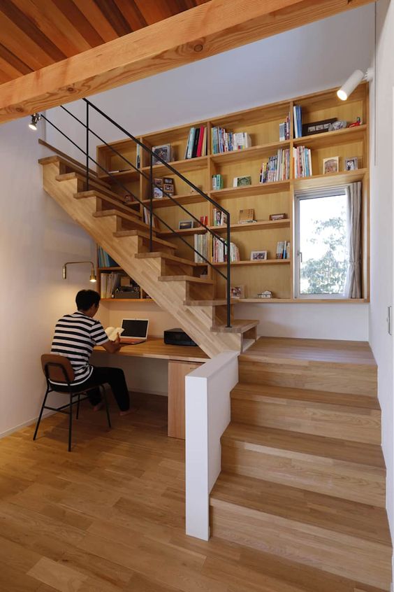 Mini bureau sous escalier et étagères en bois