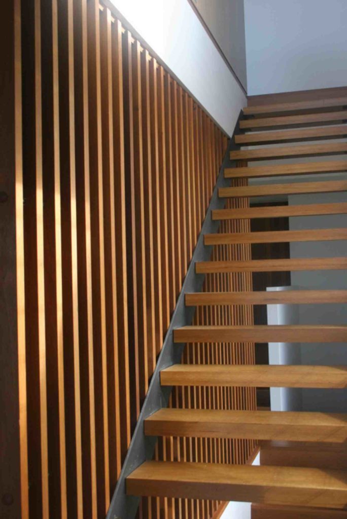 Escaliers et murs en bois.