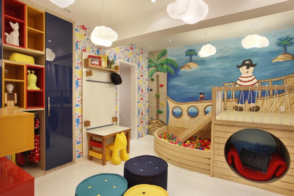 Chambre d'enfants amusante avec piscine à balles 