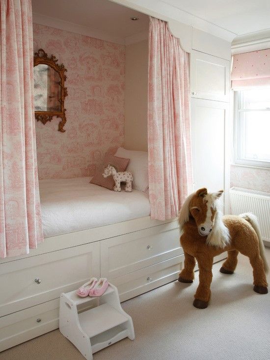 Chambre à coucher avec lit blanc conçu avec des tiroirs et des placards