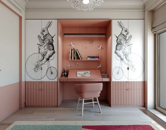 Chambre d'enfant avec armoire rose et bureau