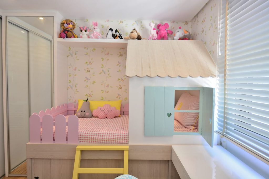 Chambre de fille avec petite maison et bureau