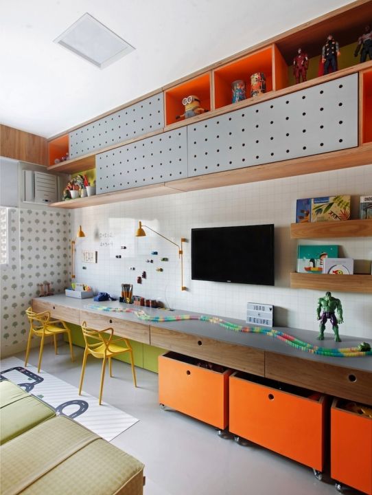 Chambre d'enfant orange avec bureau