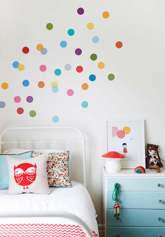 Petits détails : des stickers ronds colorés sur la déco murale de la chambre des filles