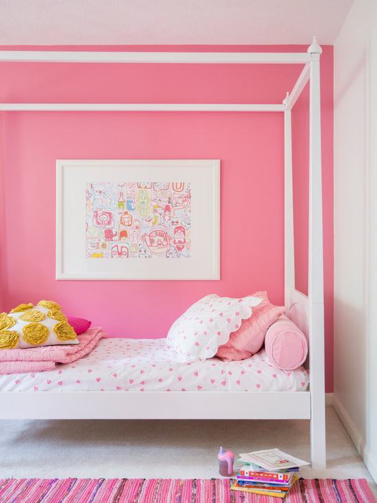Pour une chambre blanche, investissez dans de la peinture rose.