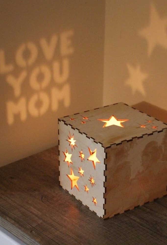 Idées cadeaux surprises pour maman : lampes de bureau personnalisées pour elle