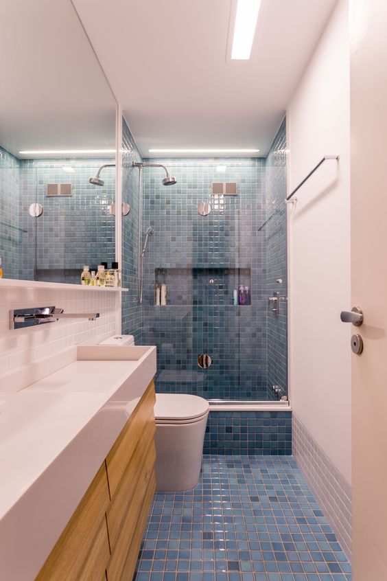 Tablette bleue pour l'aménagement de salle de bain avec meuble en bois. Salle de bain et comptoirs dans les tons blancs.