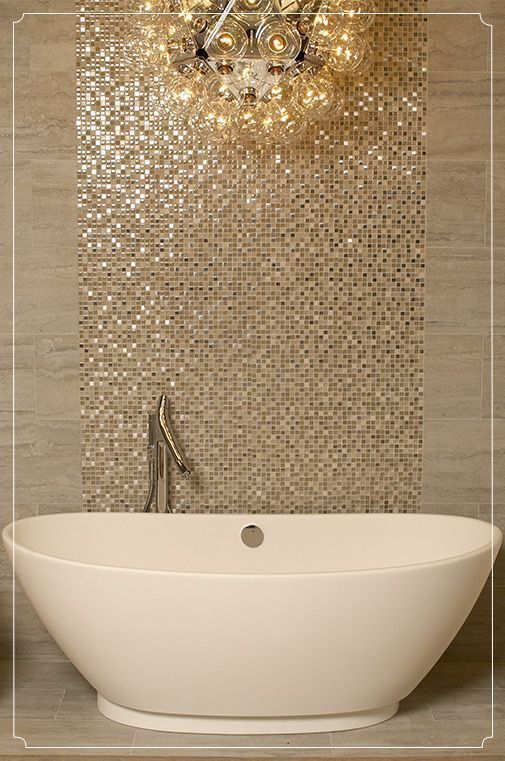 La salle de bain est conçue avec des carreaux dorés et une baignoire blanche. 