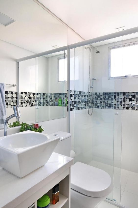 Salle de bain blanche avec inserts installés sur le côté de la salle de bain.