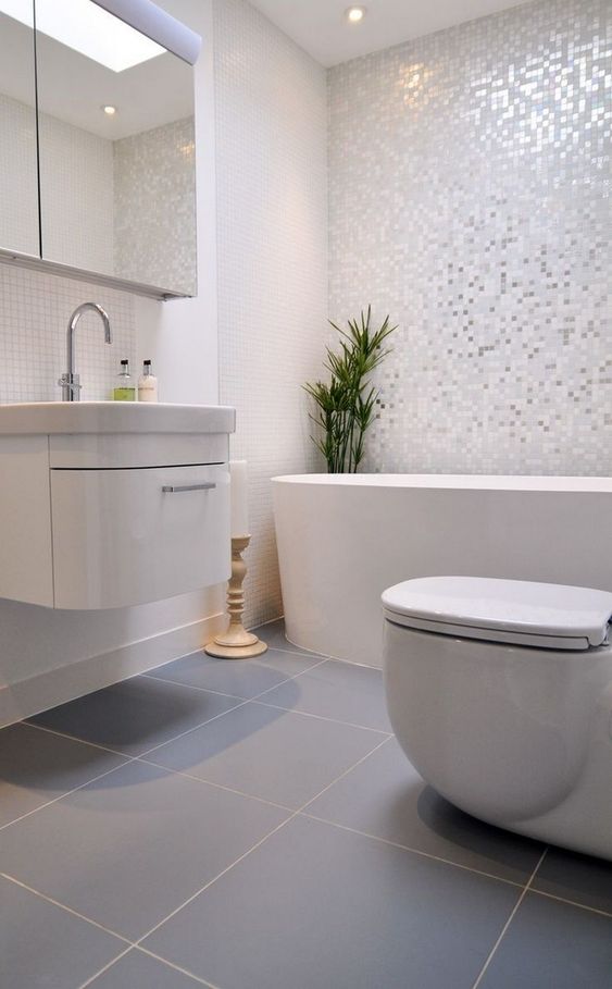 Salle de bain minimaliste dans les tons blanc et gris.