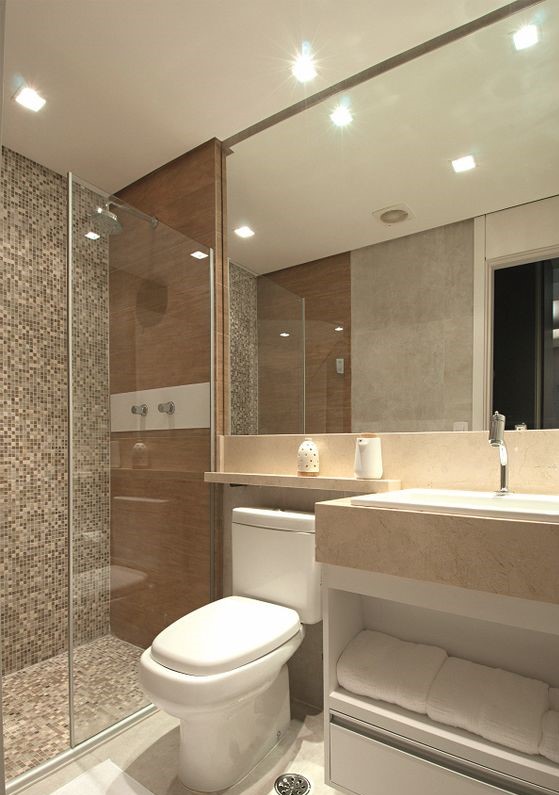 La salle de bain a un design compact avec des carreaux marron, or et blanc. Décoré avec du bois, du ciment et du verre.