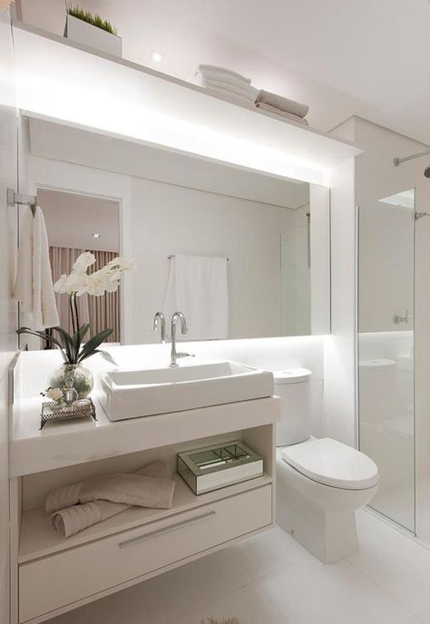 Des miroirs carrés magnifient la petite salle de bain prévue.