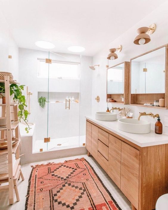 La salle de bain est conçue avec des meubles en bois. 