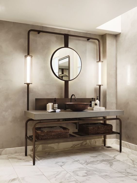 La salle de bain moderne est en métal de couleur rouille et le lavabo sous le comptoir lui donne un aspect industriel et contemporain.