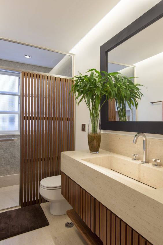 Les salles de bains élégantes intègrent des éléments tels que le bois, le carrelage et le marbre. 