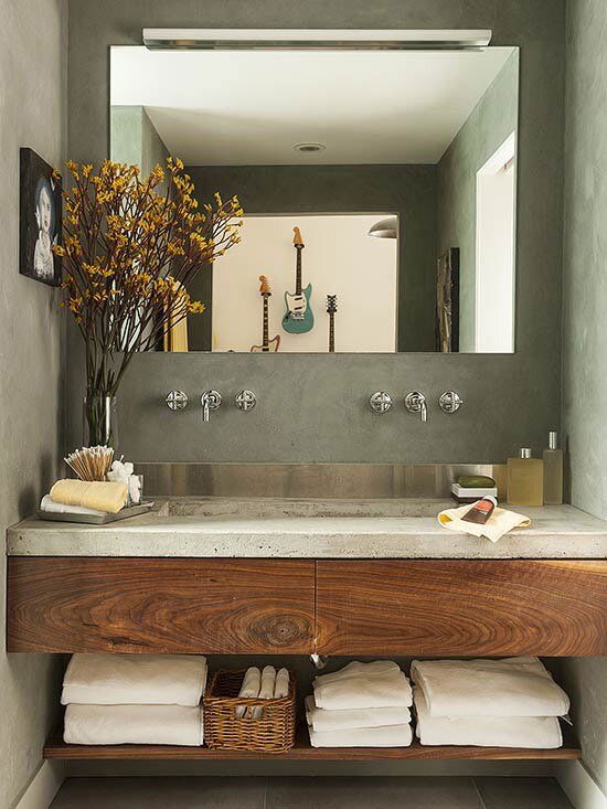Ambiance charmante et minimaliste. Salle de bain petit plan. Les éléments utilisent du ciment et du bois.