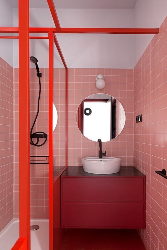 Salle de bain petite mais créative. Les nuances de rouge et de rose apportent de la joie à l'environnement. 