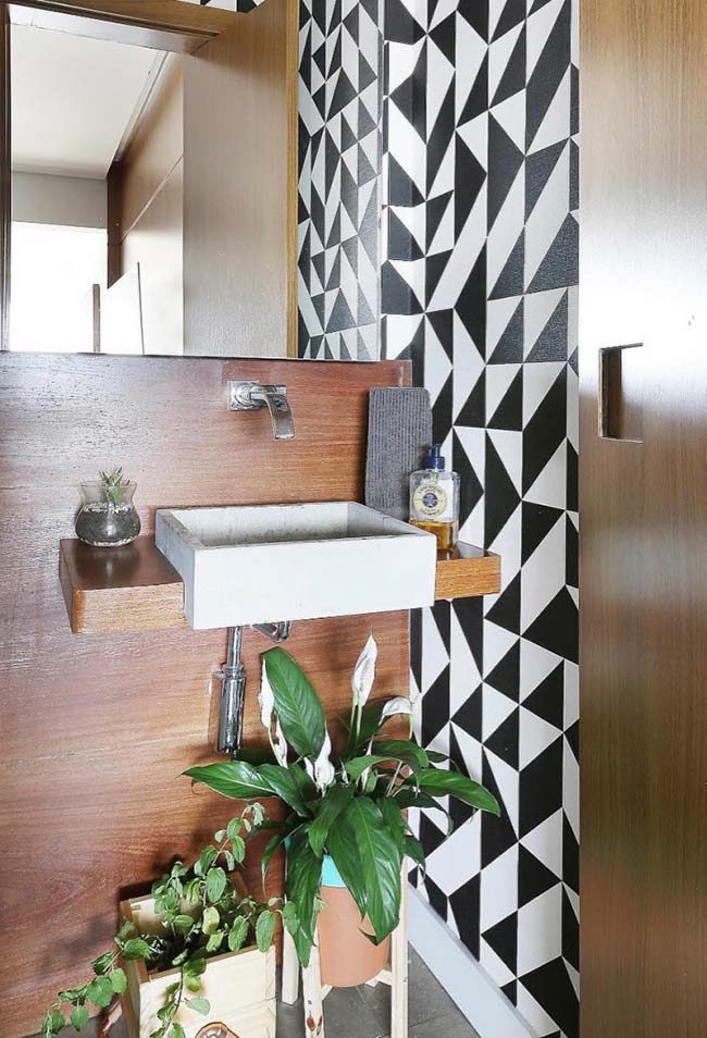 Comptoirs en bois et plantes dans la salle de bain