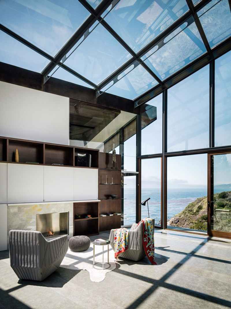 La conception du toit en verre s'étend aux surfaces verticales, rendant la connexion avec l'extérieur plus visible.