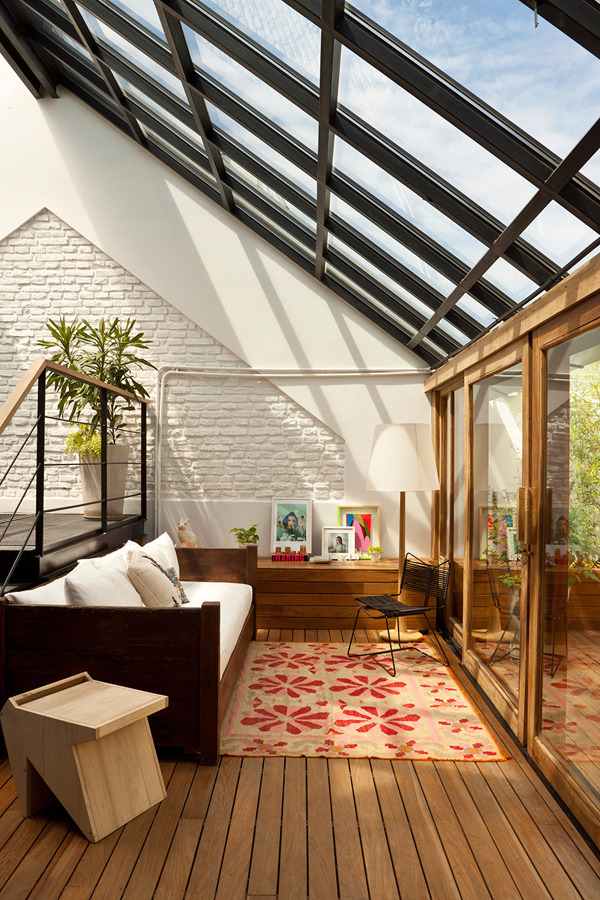 Une maison de style loft gagne en identité avec un toit en verre