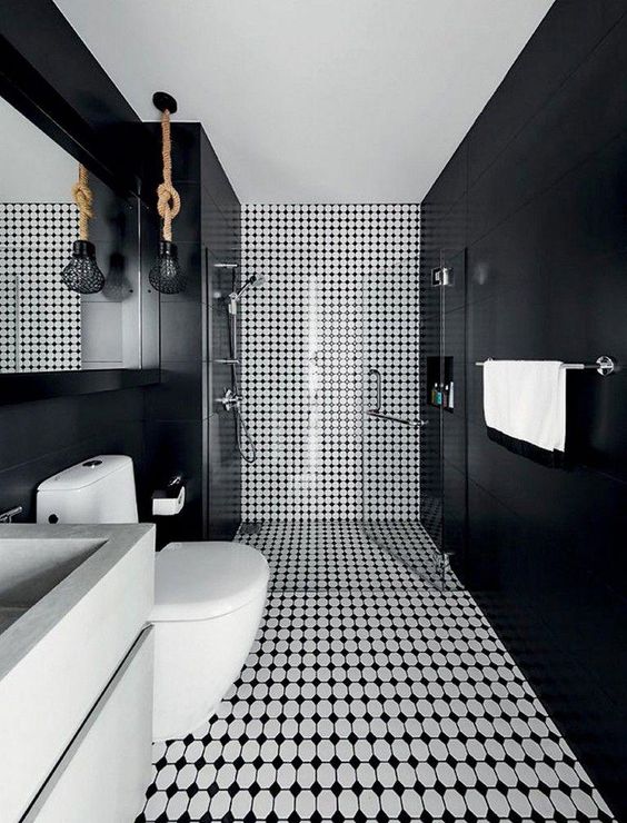 Salle de bain avec murs latéraux noirs et mur central noir et blanc.