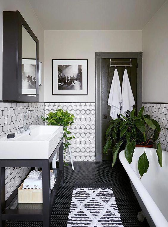 Salle de bain noir et blanc avec mur de puzzle.