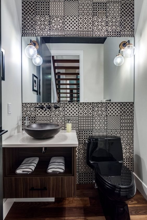 Salle de bain avec carrelage vintage noir et blanc.
