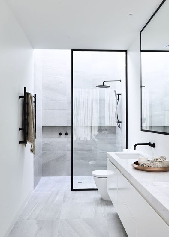 Salle de bain minimaliste en noir et blanc avec des ornements dans l'évier.