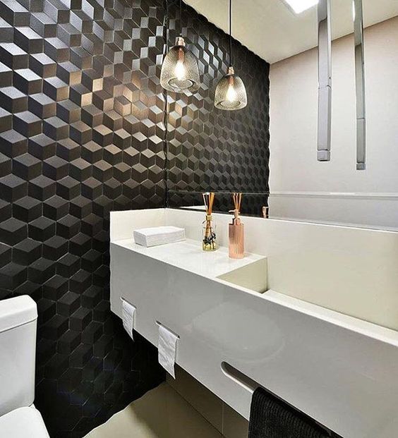 La salle de bain est décorée de murs noirs avec des textures 3D.