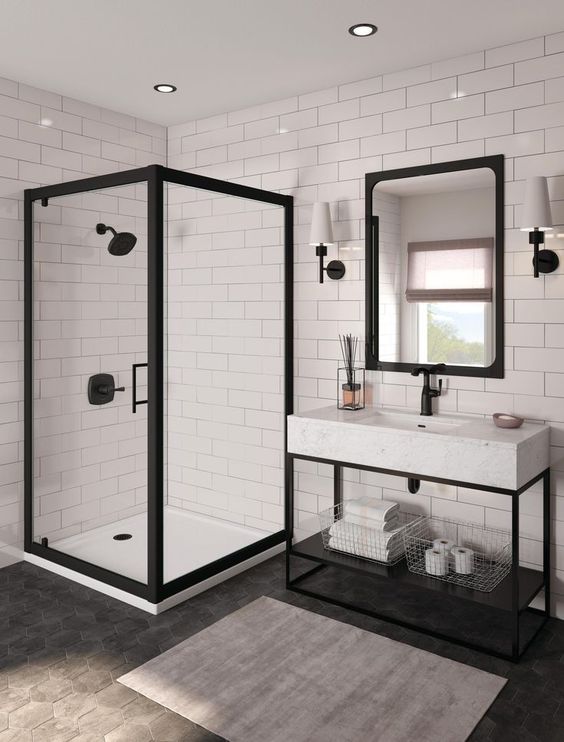 La salle de bain blanche et noire est organisée et moderne.