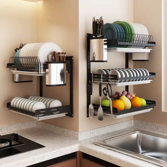 Organiser des étagères avec de la vaisselle et des plats de cuisine