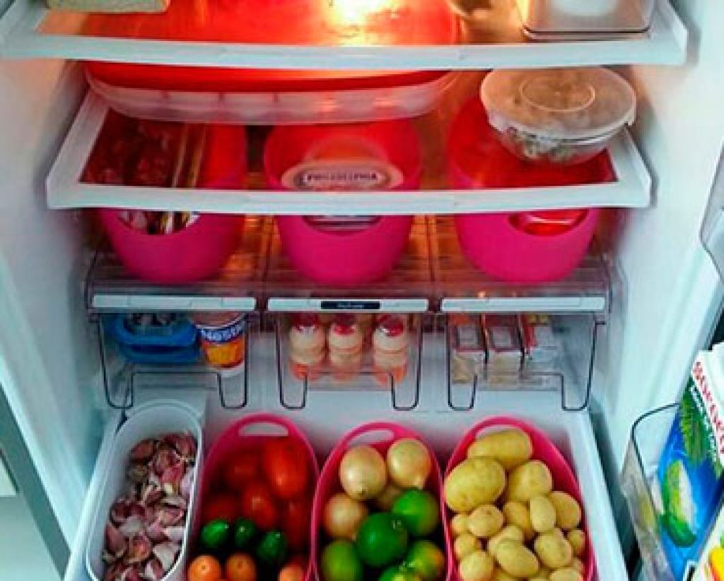 Comment organiser une maison avec un réfrigérateur et un panier séparateur d'aliments 
