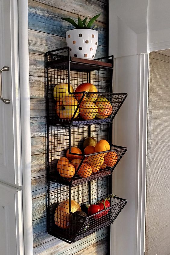 Organisez la maison avec un plateau de fruits fixé au mur de la cuisine