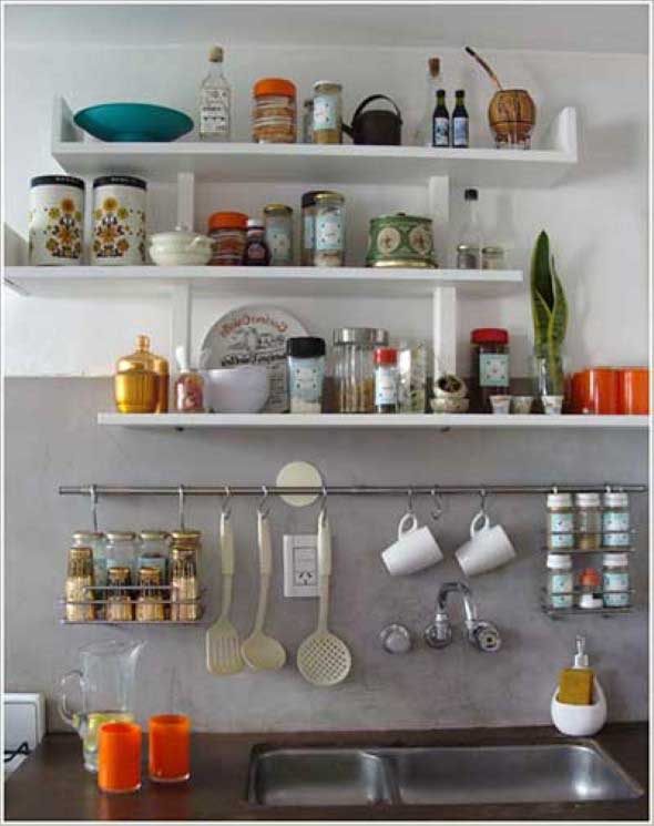Comment organiser votre maison avec des étagères de rangement sur le mur de la cuisine
