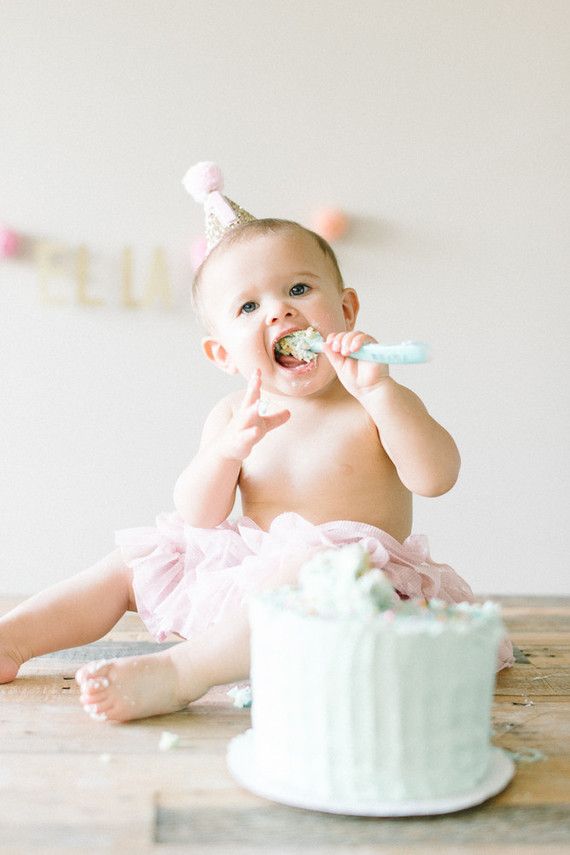 Pour un bébé plus âgé, un gâteau entier peut être utilisé pour fêter son anniversaire et le rendre joyeux
