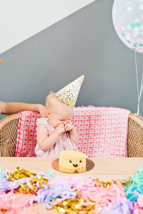 Chapeaux et mini gâteaux pour l'anniversaire de bébé