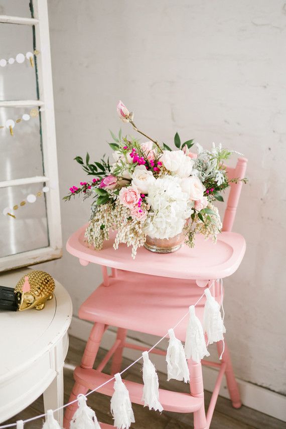 Composition florale pour chaise haute de bébé