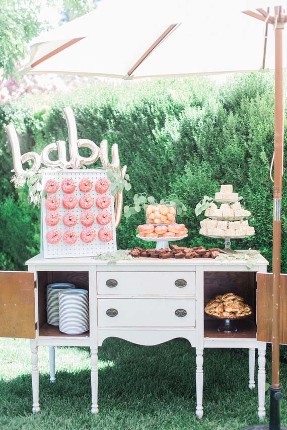 Une table de bonbons copieuse est préparée à l'extérieur pour l'anniversaire de bébé