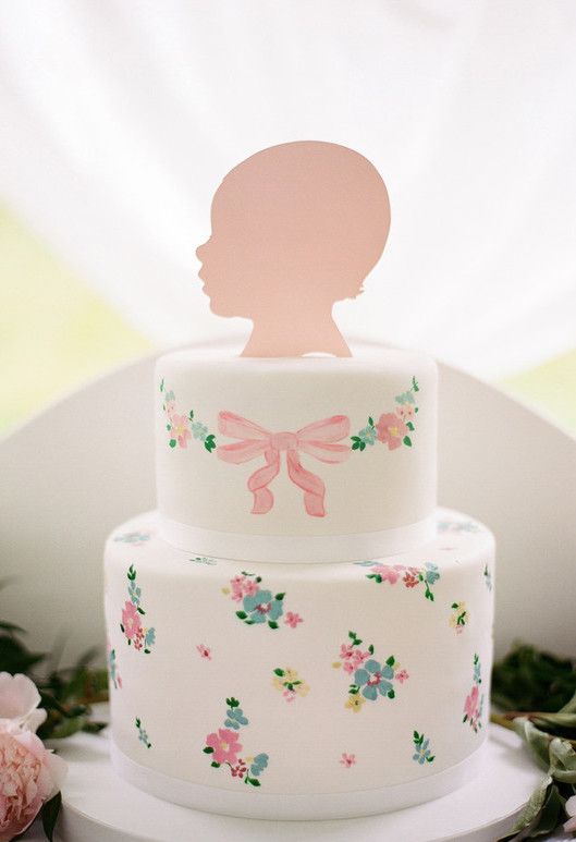 Un gâteau de pâtes d'anniversaire de bébé fille avec des fleurs