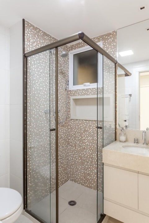 Les boîtes de salle de bain aux bords bruns sont assorties aux inserts muraux.