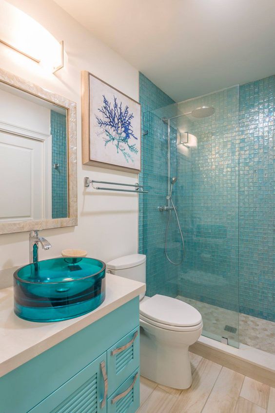 Salle de bain avec lavabo, placard, tableau et tablette bleue.