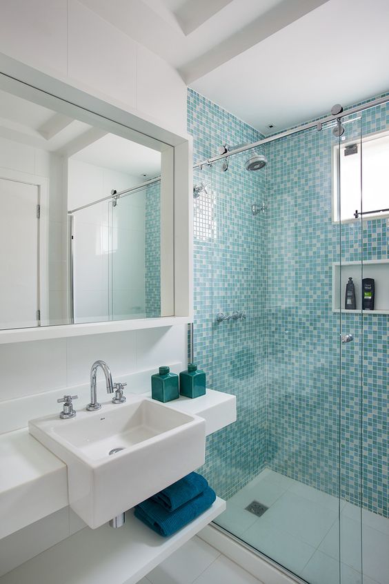 Les salles de bains sont décorées dans différentes nuances de vert et de bleu.