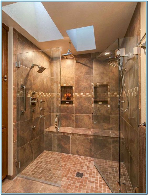 Salle de bain marron avec de grands carreaux de terre.