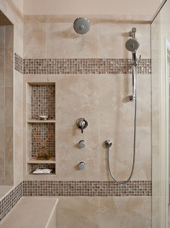 Le verre brun est intégré dans une niche du mur de la douche de la salle de bain.